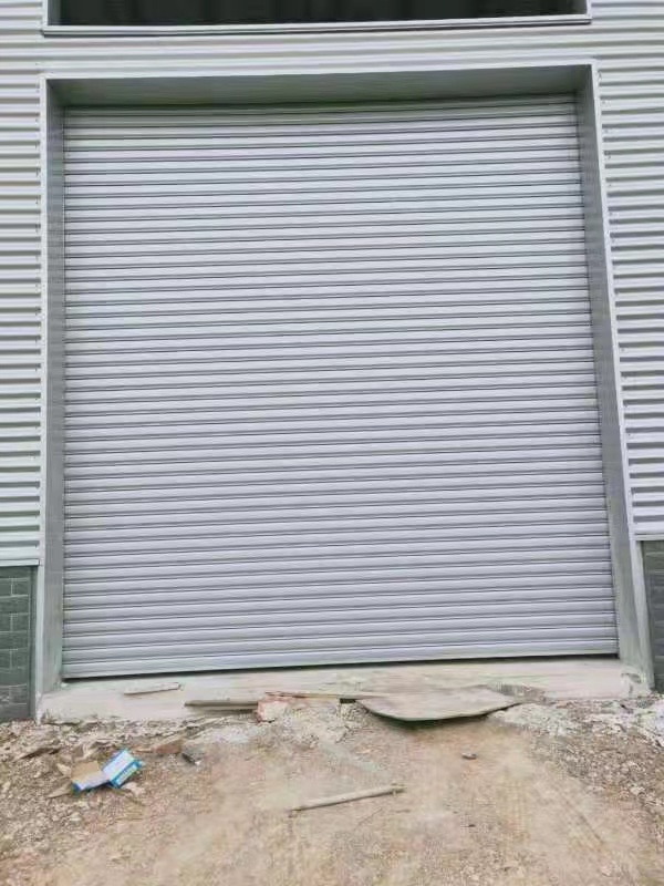 How to avoid the risk of falling from height when installing aluminum rolling d