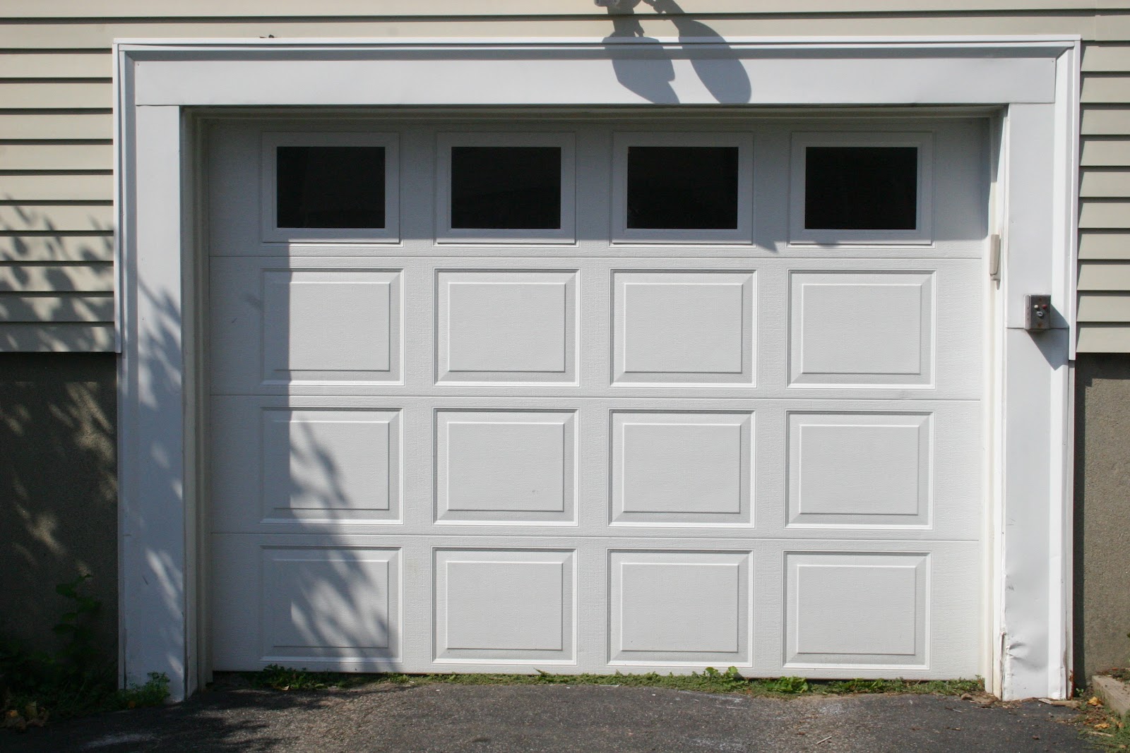 What are the common safety hazards when installing aluminum rolling doors?