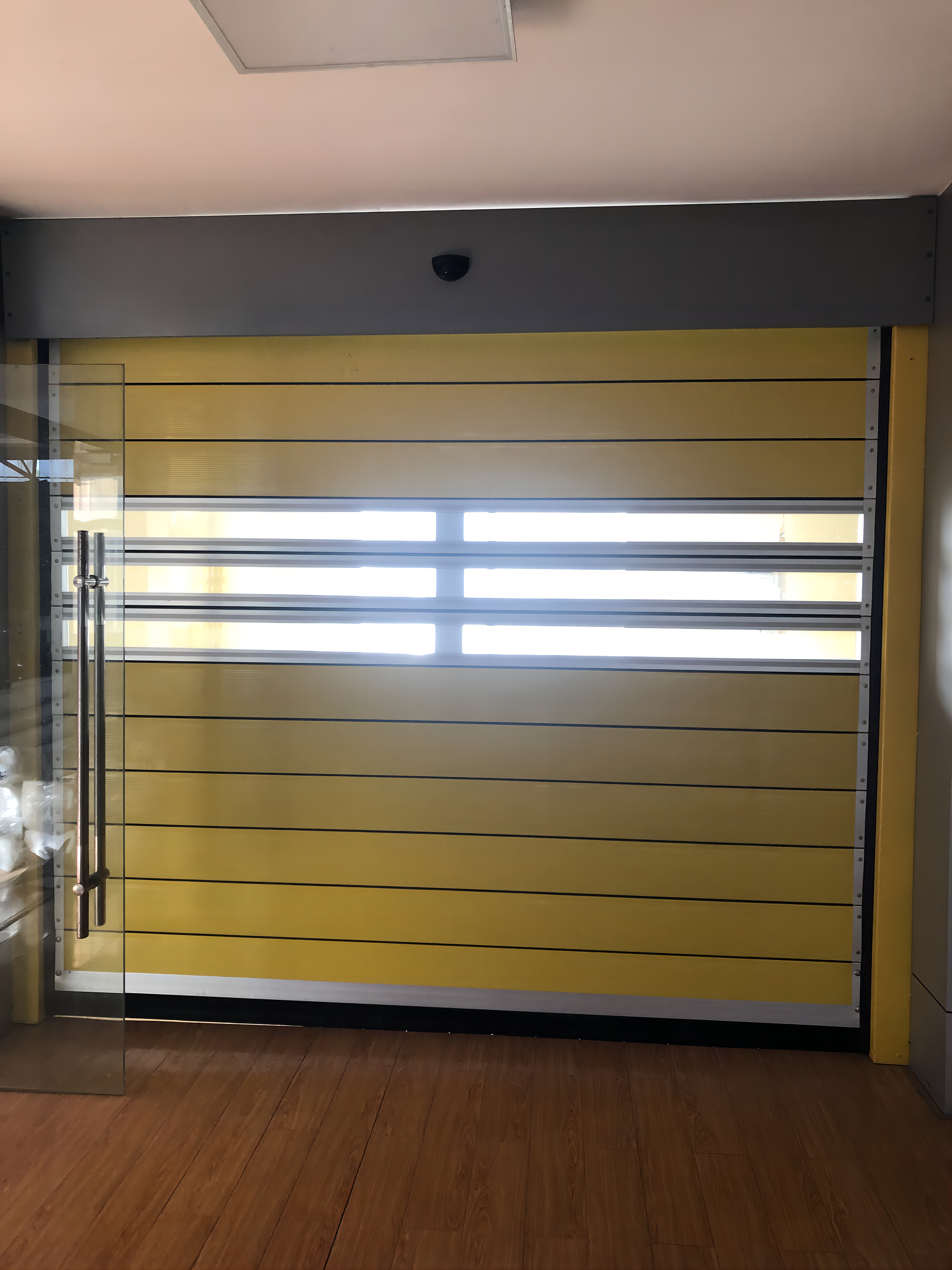 What is the operating principle and control method of fast rolling shutter doors?