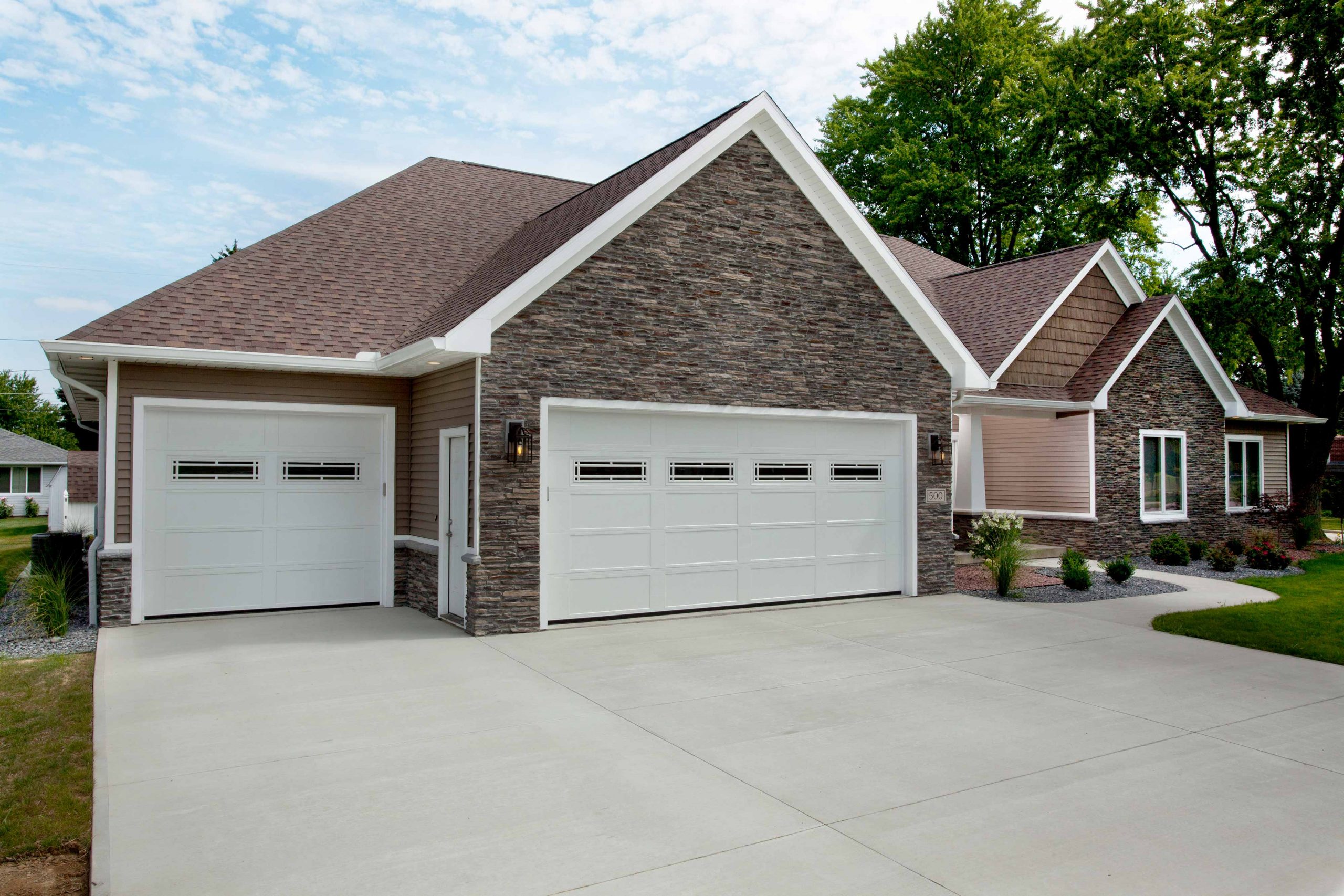 Precautions for choosing rolling shutter doors for villa garages: creating a perfect “protective cover” for your car