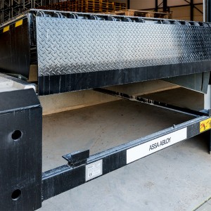 Adjustable 20t Hydraulic Portable Dock Leveler Hydraulic Italy Industrial Movable Dock Levelers