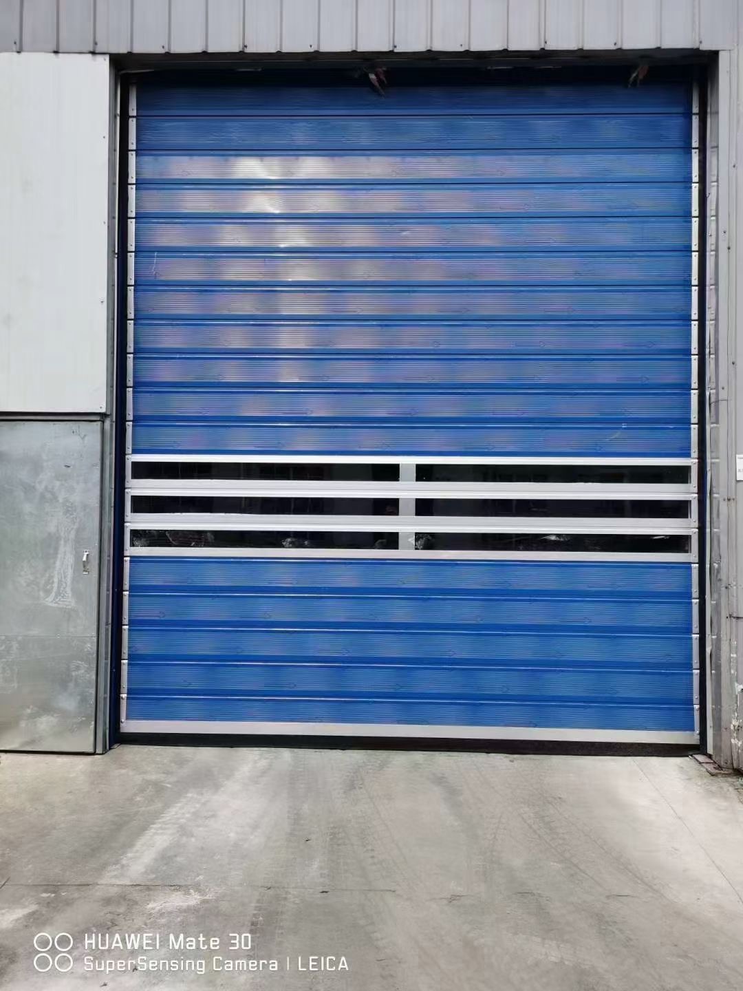 Can the color and size of the fast door be customized?